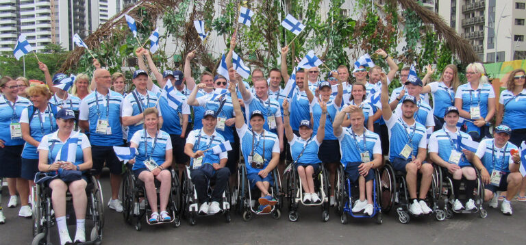 Suomen paralympiajoukkue heiluttaa Suomen lippuja vuoden 2021 paralympialaisissa Tokiossa