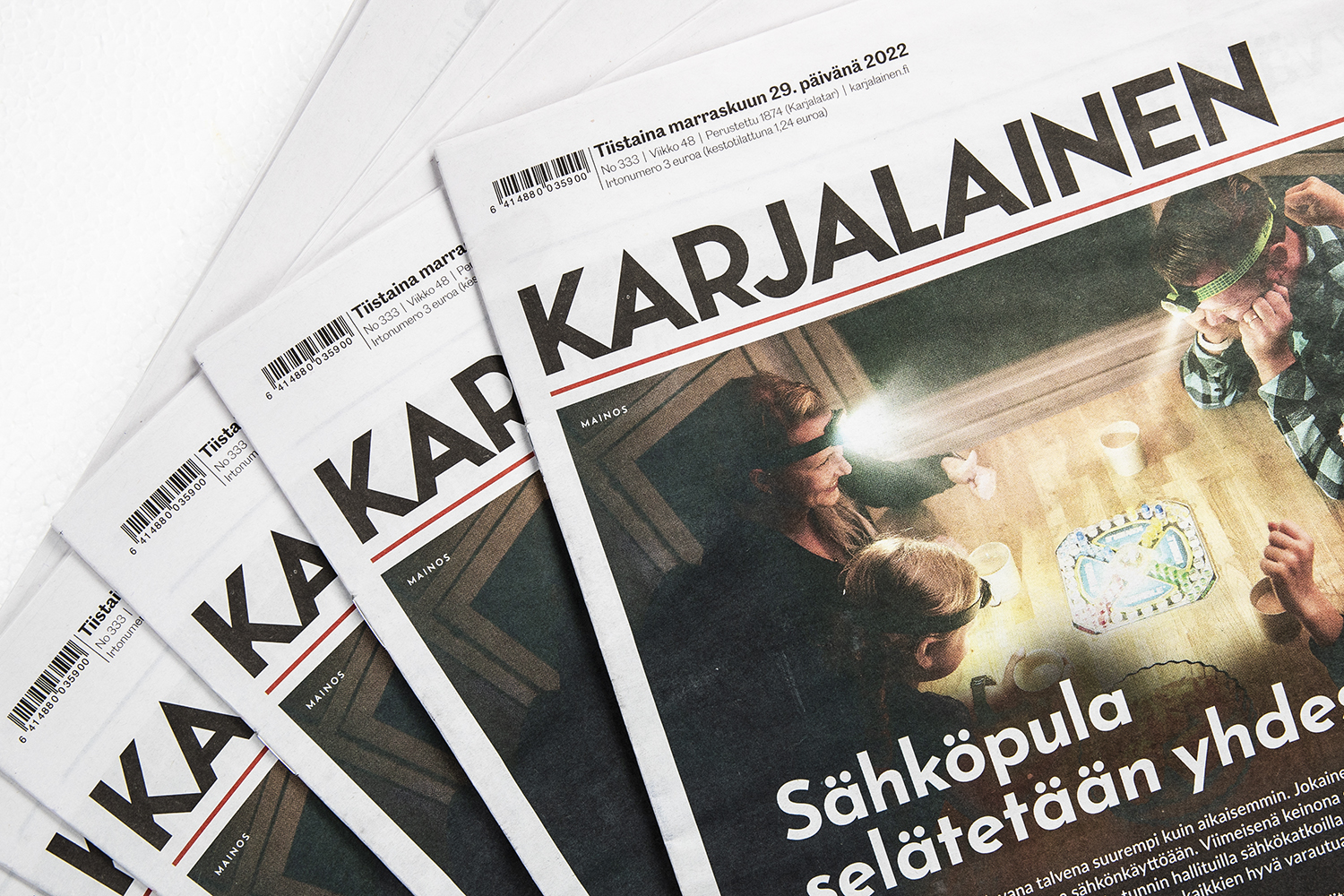 Karjalainen-sanomalehtiä pöydällä